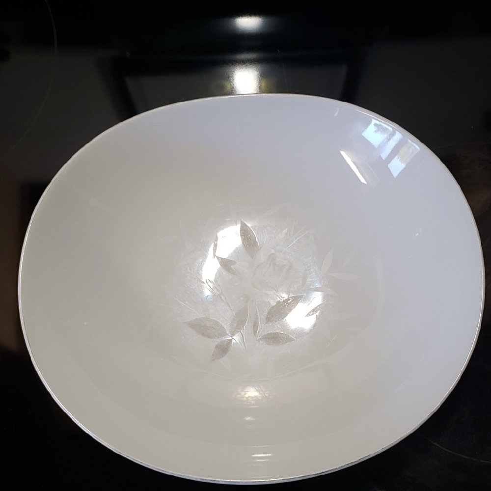 Vintage...MEMPHIS Oval Class White Floral Dinner Bowl